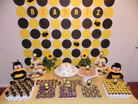 Mesversário decoração com bolas de papel pretas e amarelas