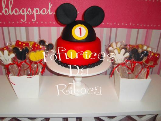 Mesversário decoração Mickey cm bolo e vasinhos com doces