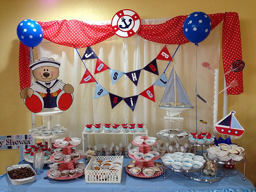 Mesversário decoração Marinheiro com cortina improvisada