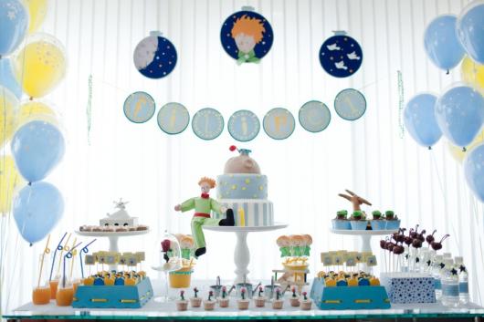 Mesversário decoração Príncipe com bonecos de feltro e aplique de papel