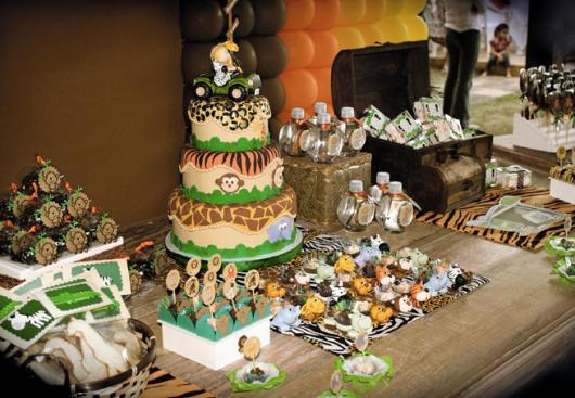 Mesversário decoração Safari com bolo fake e docinhos personalizados