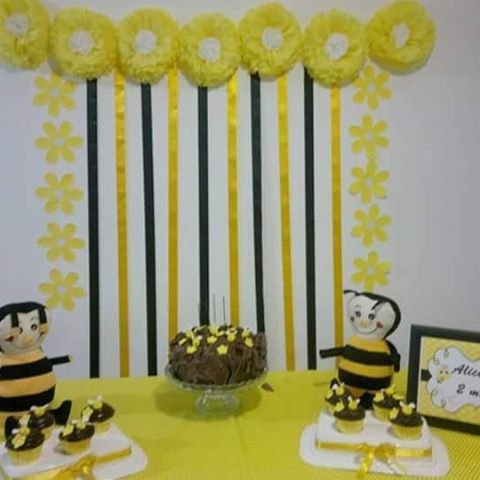 Mesversário decoração com cortina de fitas e flores de papel crepom