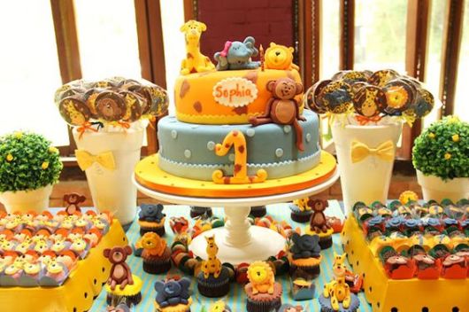Mesversário decoração Safari com bolo personalizado e cupcakes com aplique 3D
