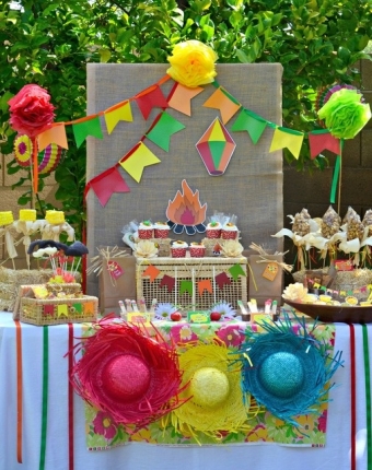 Mesversário decoração Festa Junina com flores de papel crepom