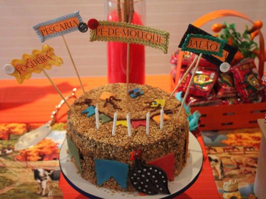 Mesversário decoração Festa Junina com bolo de paçoca