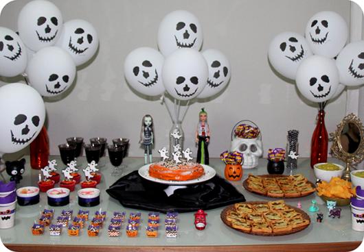 Mesversário decoração Halloween com balões personalizados na forma de fantasma