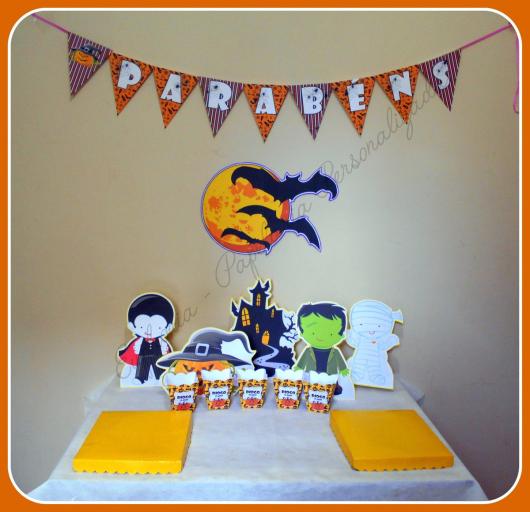 Mesversário decoração Halloween com apliques de papel