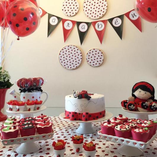 Mesversário decoração com varal de bandeirinhas