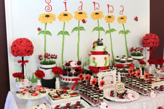 Mesversário decoração com flores de papel