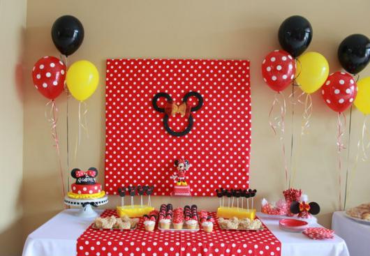 Mesversário decoração com painel de tecido e balões