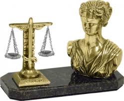 Presente de Formatura Direito estátua