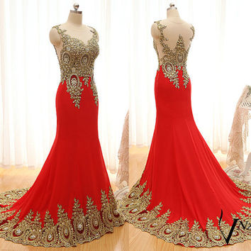 vestido vermelho e dourado