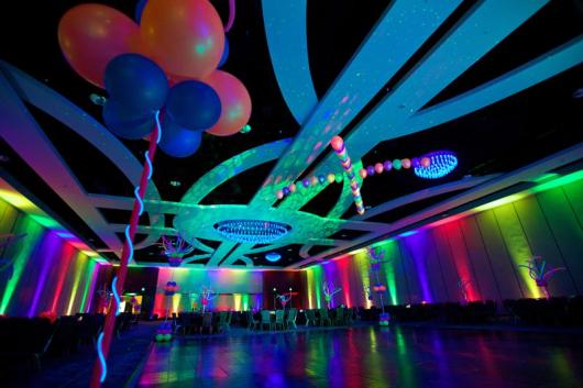 festa de formatura com balão neon