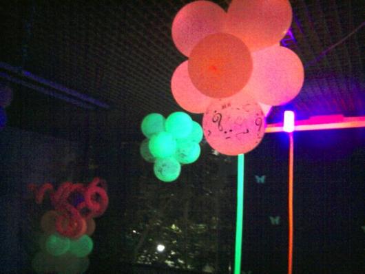 boate decorada com balão neon
