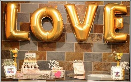 Balões de Festa com formato de letra em decoração de noivado