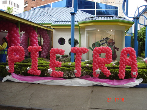 Balões de Festa rosas formando nome
