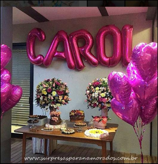 Balões de Festa com formato de letra em decoração feminina
