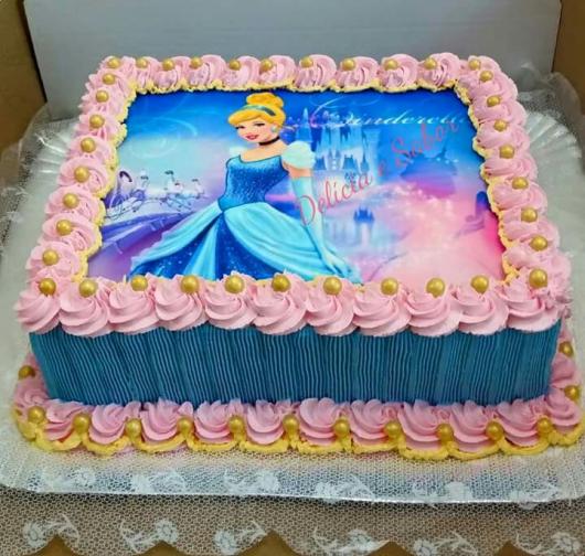 Bolo da Cinderela com papel de arroz e chantilly azul e rosa