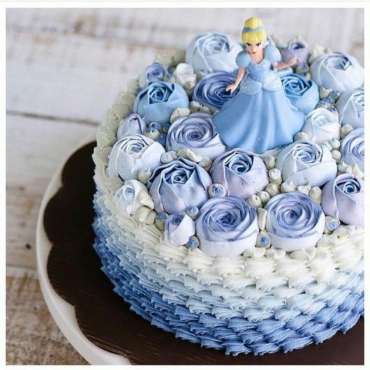 Bolo da Cinderela com chantilly e Cinderela de biscuit no topo