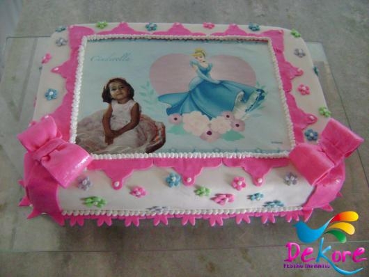 Bolo da Cinderela quadrado com papel de arroz e pasta americana branca e rosa