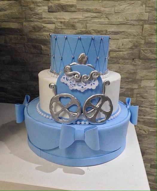 Bolo da Cinderela fake azul com carruagem