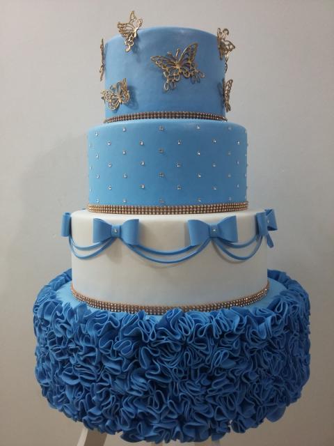 Bolo da Cinderela fake azul e branco com aplique de borboletas