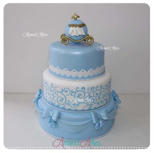 Bolo da Cinderela fake azul e branco com laços