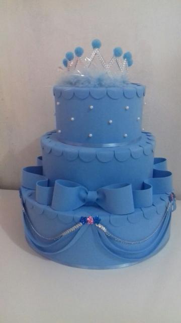 Bolo da Cinderela fake azul com laço