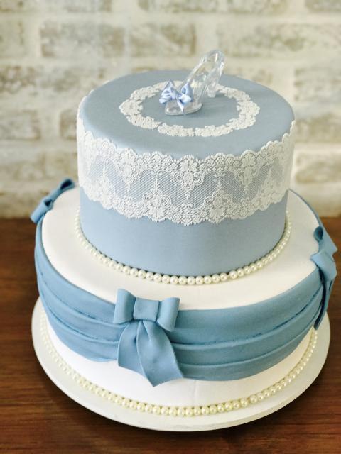 Bolo da Cinderela fake azul e branco com renda