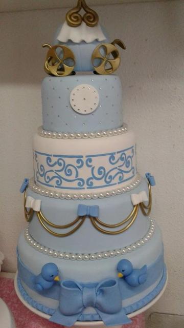 Bolo da Cinderela fake azul e branco com passarinhos