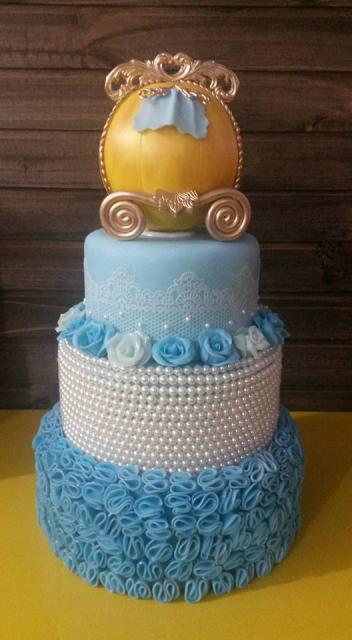 Bolo da Cinderela fake azul com carruagem dourada e pérolas