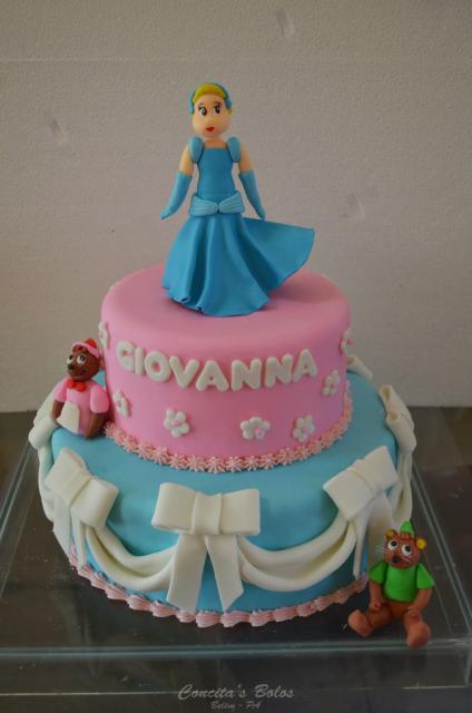 Bolo da Cinderela com 2 andares azul e rosa