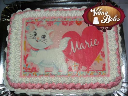 Bolo da Gatinha Marie com papel de arroz e chantilly branco e rosa