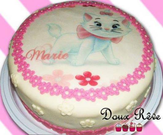 Bolo da Gatinha Marie com papel de arroz e florzinhas rosas