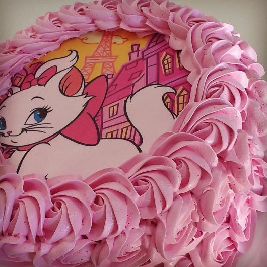 Bolo da Gatinha Marie com papel de arroz e chantilly rosa