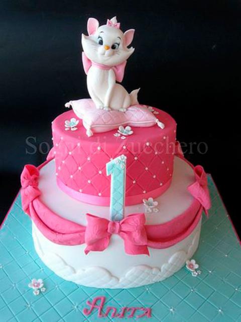 Bolo da Gatinha Marie 2 andares com lacinho rosa e gatinha no topo