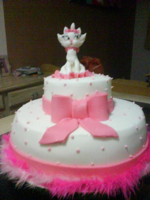 Bolo da Gatinha Marie 2 andares com rosa e branco