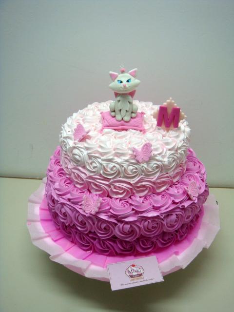 Bolo da Gatinha Marie 2 andares com chantilly rosa e branco