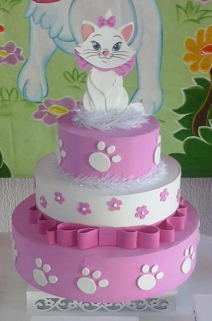 Bolo da Gatinha Marie fake rosa e branco com lacinho