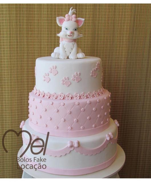 Bolo da Gatinha Marie fake com biscuit rosa e branco