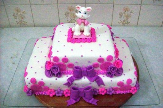 Bolo da Gatinha Marie de pasta americana com decoração rosa e roxa