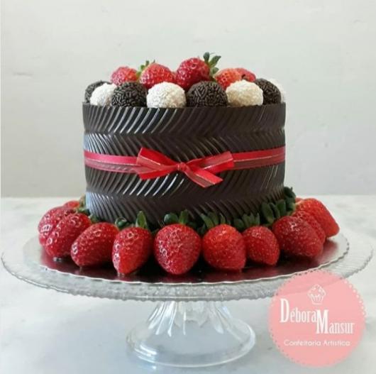 bolo com brigadeiro e beijinho