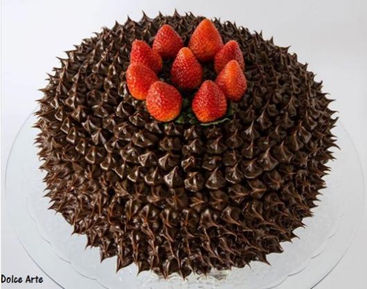 bolo simples de chocolate com morango