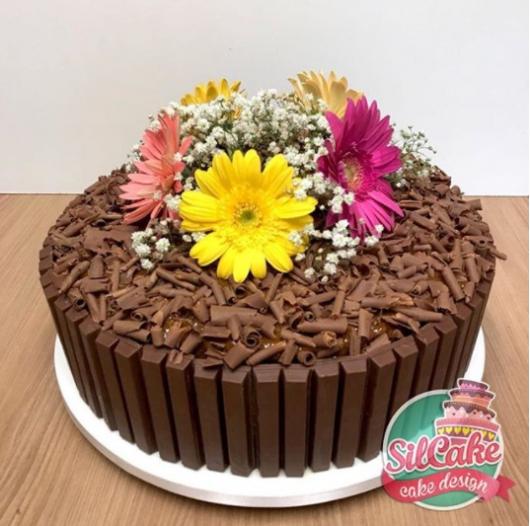 bolo KitKat decorado com flores