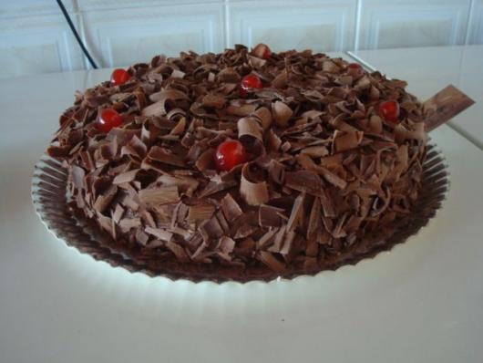 Bolo de Aniversário Simples decorado com raspas de chocolate e cereja