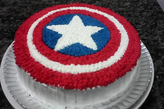 Bolo de Aniversário Simples com chantilly e simbolo do Capitão América