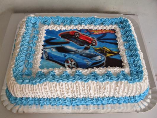 Bolo de Aniversário Simples com chantilly azul e branco