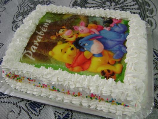 Bolo de Aniversário Simples com chantilly e papel de arroz Ursinho Pooh