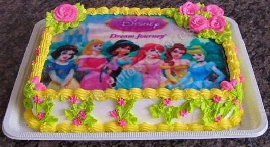 Bolo de Aniversário Simples com chantilly amarelo e papel de arroz das princesas