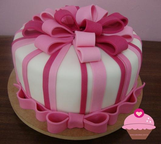 Bolo de Aniversário Feminino decorado com laço de pasta americana rosa